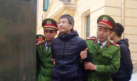 Giang Kim Đạt bị dẫn giải vào phòng xử.