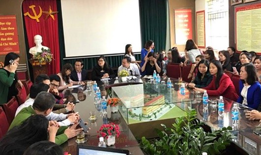 Buổi công bố các Quyết định  tại Trường Tiểu học Nam Trung Yên