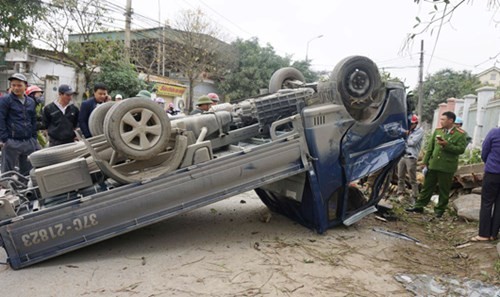 Chiếc xe tải nằm phơi bụng giữa đường, tài xế ngất xỉu được cứu từ trong cabin xe
