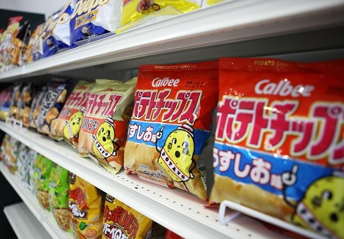 Cuộc khủng hoảng bim bim dạng khoai tây chiên của Nhật Bản đang gia tăng sau khi doanh nghiệp sản xuất lớn nhất thị trường quyết định dừng bán một số sản phẩm. Ảnh: Bloomberg 