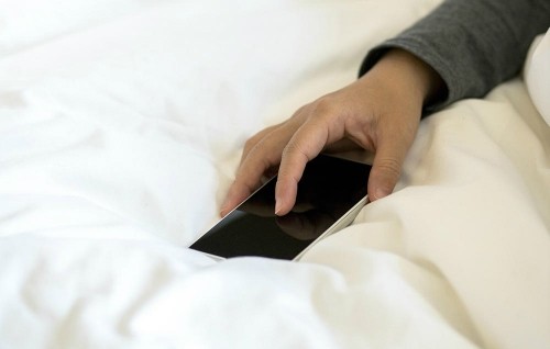 Trải nghiệm của một phụ nữ không mang điện thoại lên giường ngủ