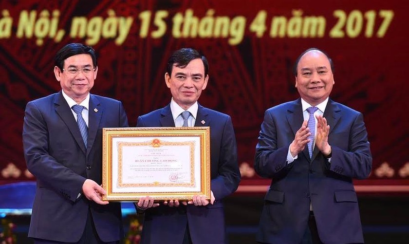 Thủ tướng Nguyễn Xuân Phúc đã trao Huân chương Lao động hạng Nhất cho BIDV.