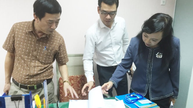 Bộ trưởng Bộ Y tế Nguyễn Thị Kim Tiến đang kiểm tra sổ sách tại phòng khám Đa khoa Nguyễn Trãi (Q.1, TP.HCM) - Ảnh: Thuỳ Dương
