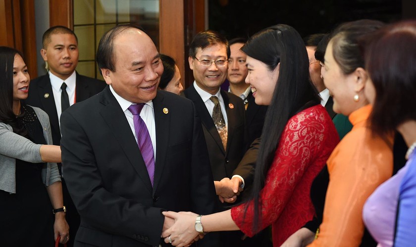 Cán bộ Đại sứ quán và đại diện cộng đồng người Việt Nam tại Philippines vui mừng chào đón Thủ tướng. Ảnh: VGP/Quang Hiếu