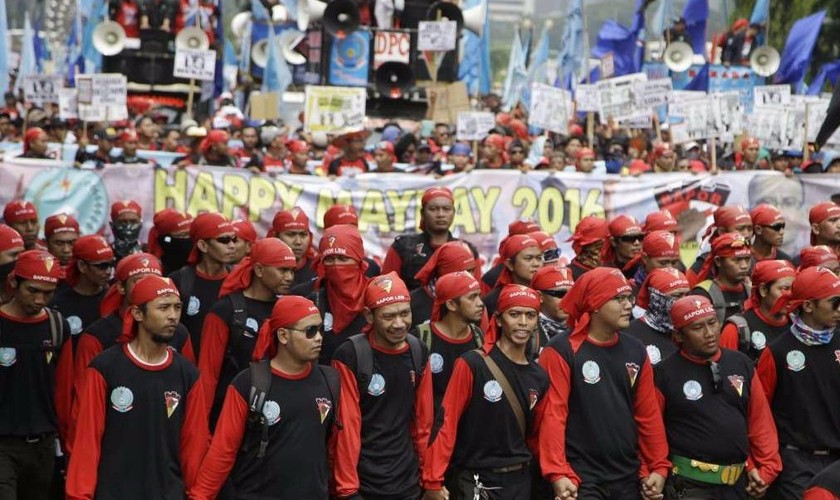 Công nhân Indonesia tham gia tuần hành ngày Quốc tế Lao động 1/5/2016. Ảnh: AP