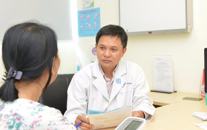  Bác sĩ Bệnh viện Đại học Y dược TP Hồ Chí Minh thăm khám, đánh giá hiệu quả điều trị cho bệnh nhân suy tĩnh mạch do tắc nghẽn