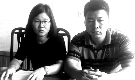 Vợ chồng anh Trung trao đổi sự việc với phóng viên.