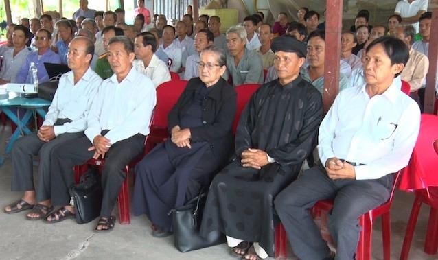 Các vị chức sắc, chức việc, tín đồ Phật giáo Hòa Hảo, đoàn thể và người dân địa phương tại buổi họp, thông tin về việc nghi phạm tự sát.