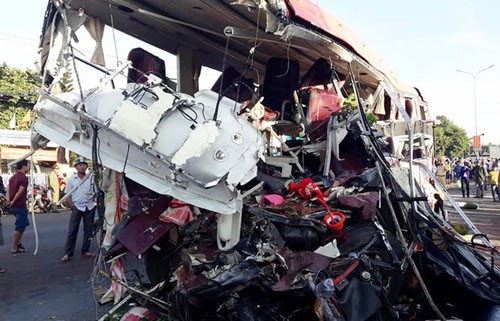 Khởi tố vụ xe tải đâm xe khách khiến 13 người tử vong