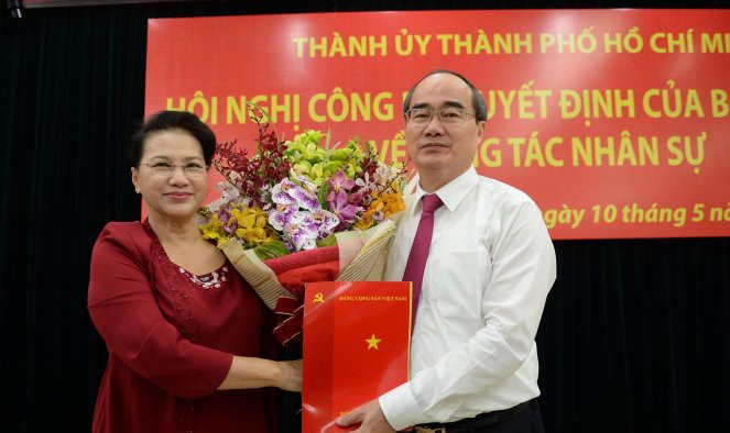 Chủ tịch Quốc hội Nguyễn Thị Kim Ngân trao quyết định cho tân Bí thư thành ủy TP.HCM Nguyễn Thiện Nhân (Ảnh: Tuổi trẻ)