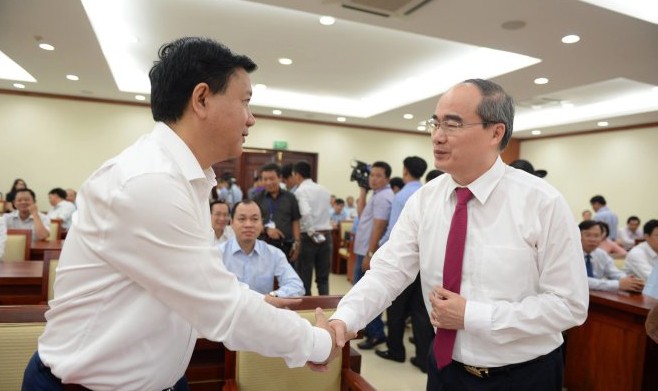 Ông Đinh La Thăng và ông Nguyễn Thiện Nhân tại Hội nghị công bố trao quyết định của Bộ Chính trị về công tác nhân sự - (Ảnh: Thuận Thắng - Tuổi trẻ)