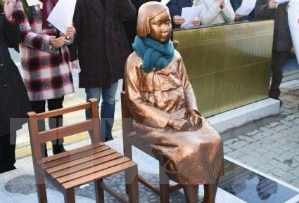 Bức tượng cô gái trẻ tượng trưng cho những người phụ nữ bị ép buộc mua vui cho binh sỹ Nhật Bản trong Chiến tranh Thế giới thứ hai bên ngoài Lãnh sự quán Nhật Bản ở Busan. (Nguồn: Kyodo/TTXVN)