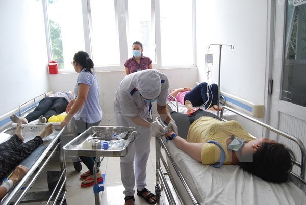 Cấp cứu bệnh nhân ngộ độc thực phẩm tại Bệnh viện Nguyễn Đình Chiểu. (Ảnh: Huỳnh Phúc Hậu/TTXVN)