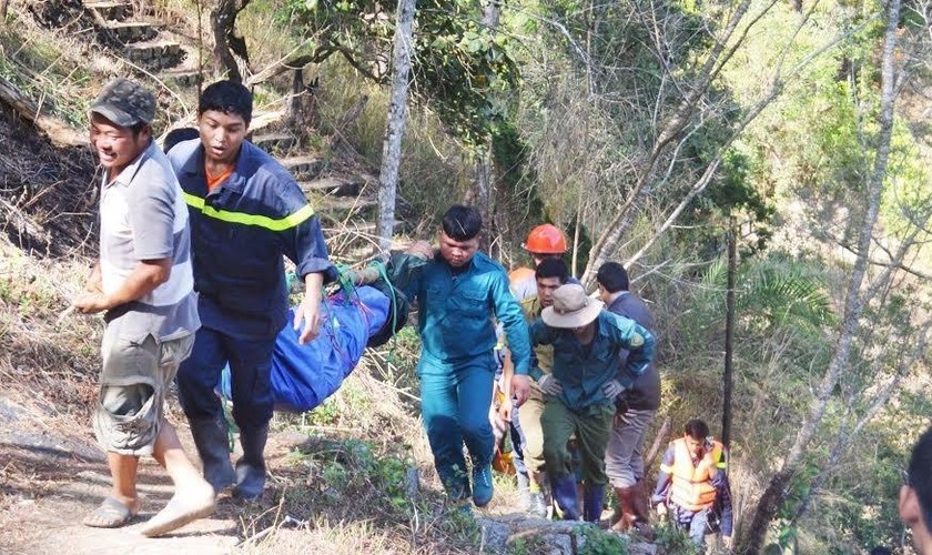 Cơ quan chức năng đưa thi thể nạn nhân xấu số ra khỏi thác Hang Cọp