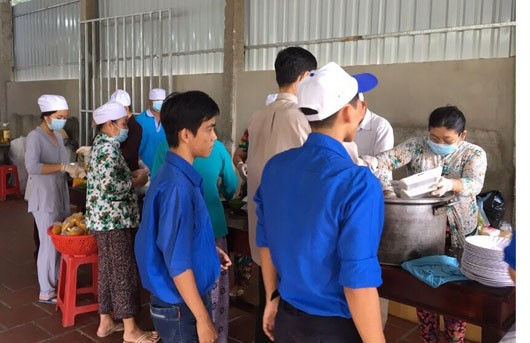Tiền Giang: Hỗ trợ cơm cho thí sinh trường THPT Chợ Gạo
