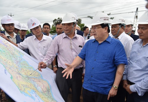  Phó Thủ tướng Trịnh Đình Dũng nghe báo cáo về dự án tuyến Lộ Tẻ-Rạch Sỏi. Ảnh: VGP