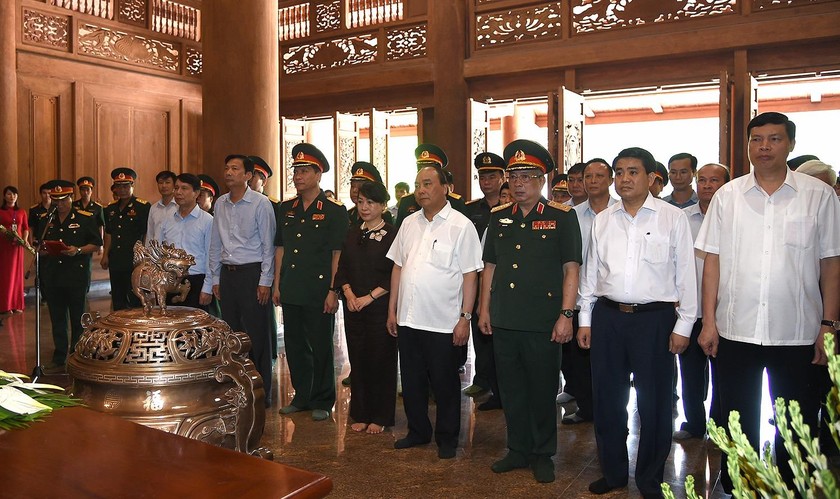 Thủ tướng và Phu nhân cùng đoàn công tác dâng hương tưởng nhớ Chủ tịch Hồ Chí Minh tại Nhà Tưởng niệm Bác Hồ tại Khu Di tích K9. Ảnh: VGP/Quang Hiếu
