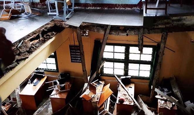Sập sàn nhà phòng học, 10 học sinh lớp 6 bị chấn thương