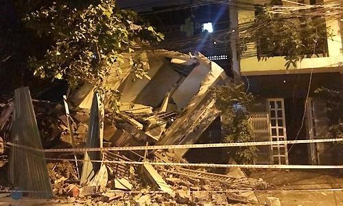 Căn nhà ba tầng đổ sụp trong đêm đè bẹp nhà hàng xóm. Ảnh:Quốc Thắng.