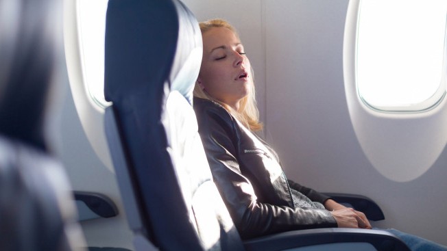 Tác hại khôn lường cho đôi tai khi ngủ lúc máy bay cất, hạ cánh