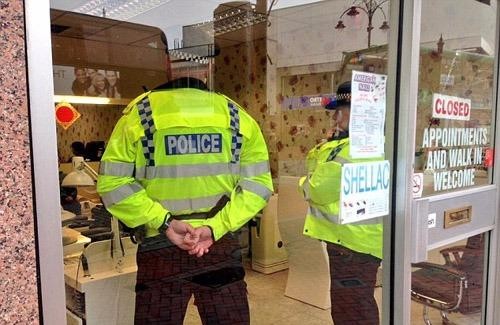 Cảnh sát bố ráp tiệm làm móng ở vùng ngoại ô Southmead, hạt Bristol, phía tây nam nước Anh hồi đầu tháng 8. Ảnh: Thames Valley Police.