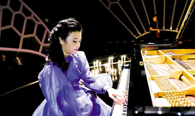 ‘Tiểu thư dương cầm’ chơi đàn một tay