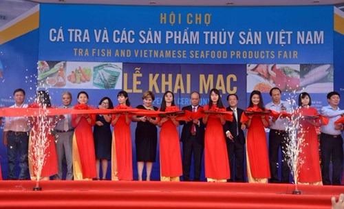 Phó Thủ tướng Trịnh Đình Dũng tới thăm Hội chợ Cá tra 