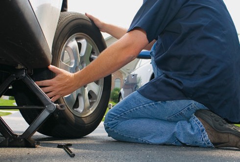 Đỗ xe trên đường cấm để thay lốp, vì sao lại bị cảnh sát phạt?