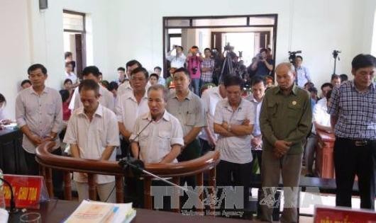 Các bị cáo tại phiên tòa xét xử vụ vi phạm đất đai ở xã Đồng Tâm, huyện Mỹ Đức (Hà Nội) hồi tháng 8. Ảnh: Nguyễn Văn Cảnh/TTXVN