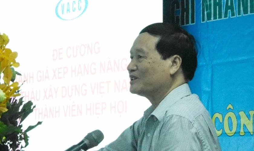  Ông Dương Văn Cận, phó chủ tịch kiêm tổng thư ký VACC trình bày đề cương xếp hạng năng lực nhà thầu xây dựng Việt Nam. Ảnh: Võ Anh Tuấn.