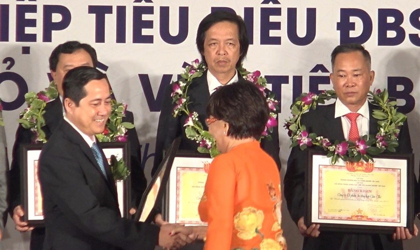 Ông Ngô Hùng, Phó Chủ tịch UBND tỉnh Sóc Trăng trao bằng khen cho các doanh nghiệp tiêu biểu khu vực ĐBSCL