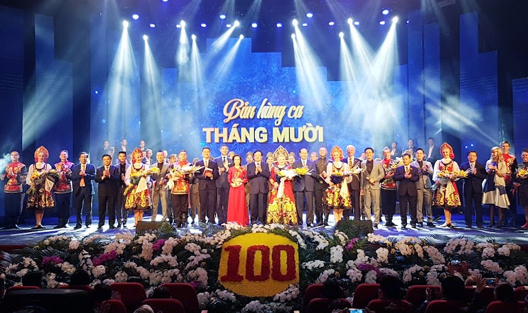 Ủy viên Bộ Chính trị, Chủ tịch nước Trần Đại Quang nước tặng hoa và chụp ảnh cùng các nghệ sỹ tham gia chương trình.