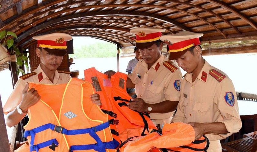 Lực lượng Cảnh sát giao thông đường thủy – Công an TP Cần Thơ kiểm tra các phương tiện cứu sinh trên địa bàn TP Cần Thơ.