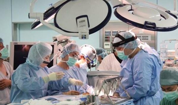 TS.Takahiro Oto và đội ngũ phẫu thuật ghép thùy phổi giữa của người mẹ cho cậu con trai 3 tuổi