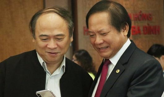 Bộ trưởng Trương Minh Tuấn (bìa phải) trao đổi với đại biểu Quốc hội sáng 17/11. Ảnh: VNE