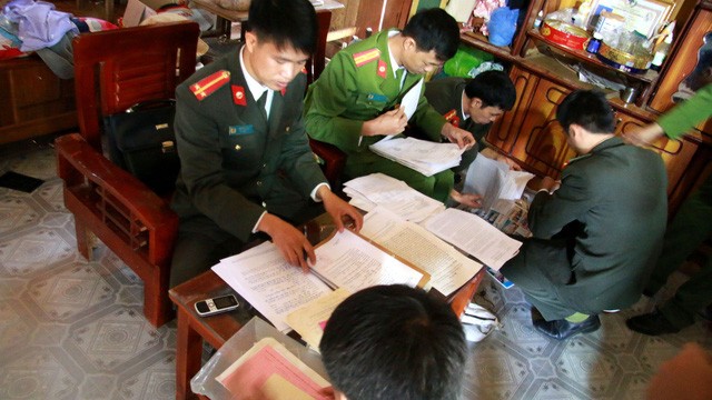 Cơ quan an ninh điều tra tỉnh Sơn La thực hiện khám xét nhà ông Đèo Văn Ban (Ảnh: Báo Tuổi trẻ)