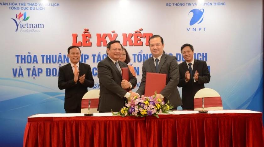 Ông Phạm Đức Long - Tổng Giám đốc Tập đoàn VNPT và ông Nguyễn Văn Tuấn - Tổng cục Trường Tổng cục du lịch VN ký thỏa thuận hợp tác giữa 2 đơn vị.

​