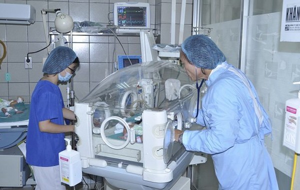 Bệnh nhi nhiễm vi khuẩn đa kháng thuốc đang được điều trị tại bệnh viện Bạch Mai. Ảnh: VnExpress.