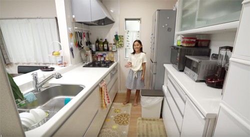 Khu bếp của nhà Aiko khá nhỏ nhưng luôn gọn gàng nhờ cách bố trí thông minh.