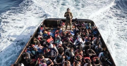 Tàu của Lực lượng bảo vệ bờ biển Lybia chở những người di cư sau khi họ được cứu tại khu vực ngoài khơi bờ biển Libya ngày 27/6. Ảnh: AFP/TTXVN