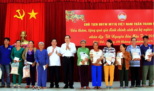 Chủ tịch UBTƯMTTQ Việt Nam Trần Thanh Mẫn và Bí thư Thành uỷ Cần Thơ Trần Quốc Trung tặng quà cho gia đình chính sách, hộ nghèo.

​