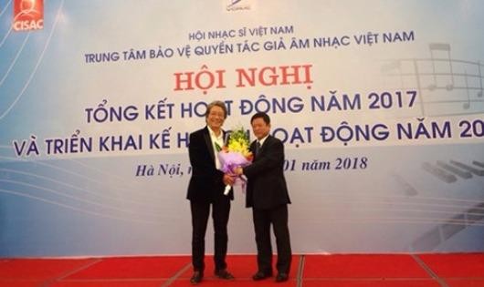 Nhạc sĩ Đỗ Hồng Quân, Chủ tịch Hội Nhạc sĩ Việt Nam tặng hoa cho nhạc sĩ Phó Đức Phương 