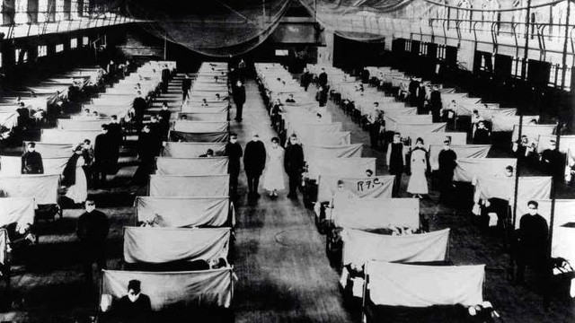 Một nhà kho được biến thành bệnh viện dã chiến để thu dung những người bệnh cần cách ly trong Đại dịch cúm năm 1918.
