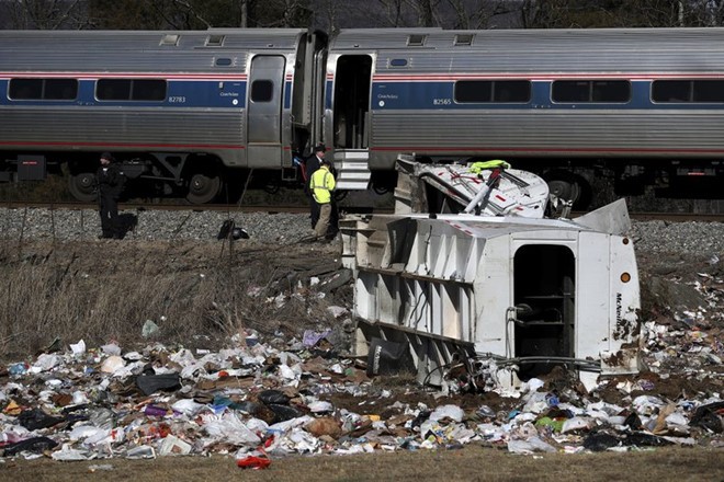 Vụ tai nạn xảy ra giữa xe lửa chở các nghị sĩ và xe tải ngày 31/1. Ảnh:AP.