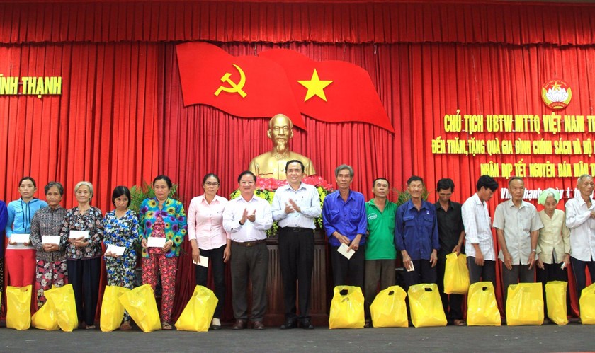 Chủ tịch Trần Thanh Mẫn trao quà cho các hộ nghèo, gia đình chính sách.