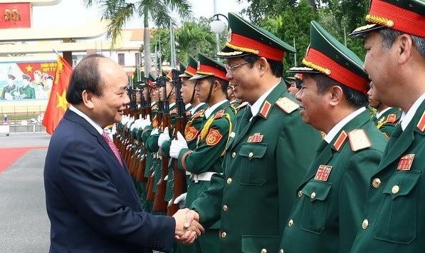 Thủ tướng Nguyễn Xuân Phúc đến thăm, làm việc và chúc Tết cán bộ, chiến sỹ Bộ Tư lệnh Quân khu 5. (Ảnh: Thống Nhất/TTXVN)