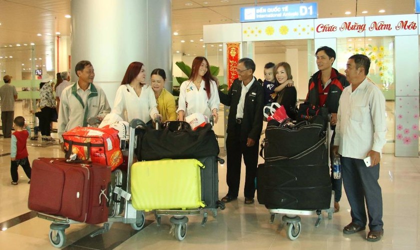 Hình ảnh xúc động ở sân bay Cần Thơ khi các cô dâu Việt ở Đài Loan về quê nhà miền Tây ăn Tết.