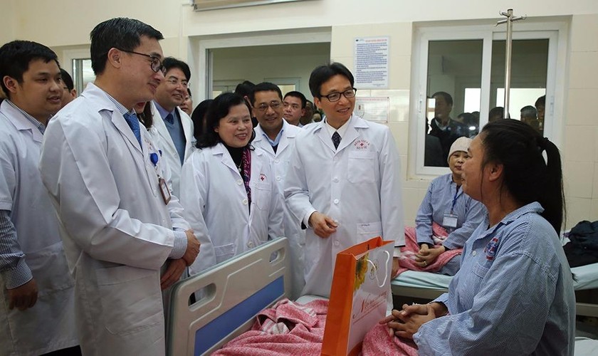 Phó Thủ tướng Vũ Đức Đam thăm hỏi và tặng quà một bệnh nhân đang điều trị tại BV K. Ảnh: VGP