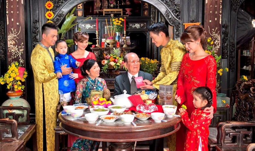 Tết Nguyên Đán là dịp để mọi người được ăn ngon, mặc đẹp, vui chơi mà điều quan trọng là trong trái tim mỗi con người Việt Nam, tết cổ truyền mang ý nghĩa của sự sum vầy, đoàn tụ (Ảnh minh họa, nguồn: Internet)