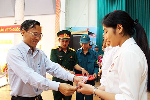 Lãnh đạo huyện Trảng Bom tặng quà Nguyễn Thị Xuyền trong ngày nhận lệnh nhập ngũ (ảnh Nguyệt Hà)